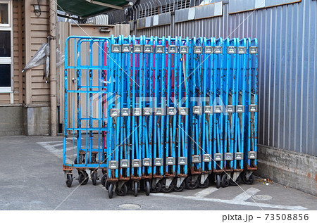折りたたまれたカゴ台車（運搬用台車） 73508856