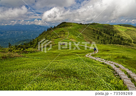 夏の会津駒ヶ岳から中門岳への稜線の写真素材