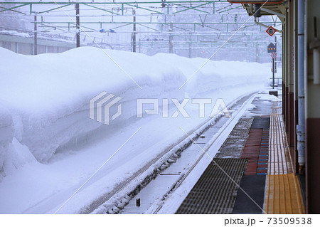大雪の積もった駅と線路 73509538