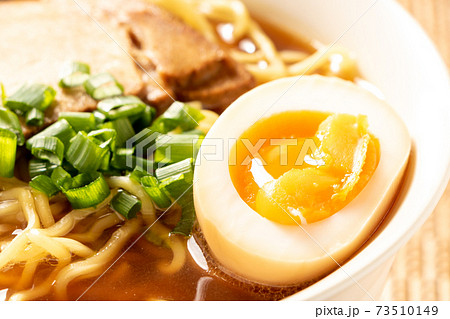 醤油ラーメンに入れられた煮玉子のアップ。 醤油ラーメンに入れられた煮玉子のアップ。 73510149
