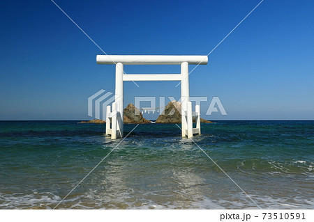 桜井二見ヶ浦の夫婦岩と白い鳥居 73510591