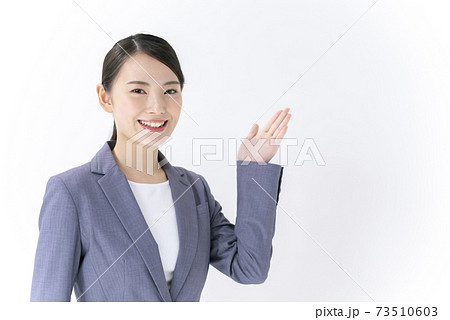 ビジネスイメージ  若い女性　手かざし 73510603