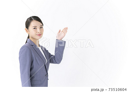 ビジネスイメージ 若い女性 手かざし ビジネスイメージ 若い女性 手かざし 73510604