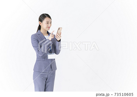 ビジネスウーマン　スマートフォン 73510605