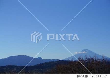 青空に富士山のシルエット 青空に富士山のシルエット 73511207