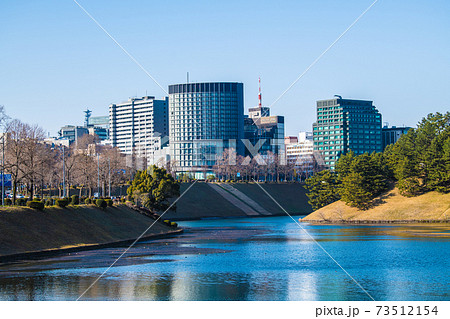 日本の東京都市景観　エフエム東京や皇居のお堀などを望む 73512154