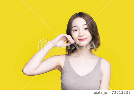 女性の美容イメージ  スキンケア　コスメ　美白　美顔 73512235