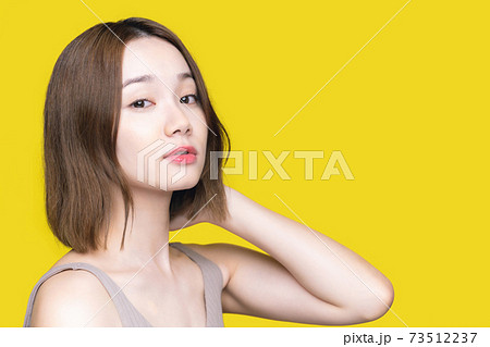女性の美容イメージ  スキンケア　コスメ　美白　美顔 73512237
