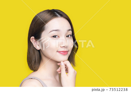 女性の美容イメージ  スキンケア　コスメ　美白　美顔 73512238