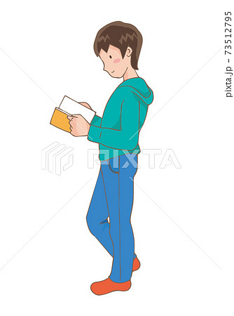 本を持って立つ男性 73512795