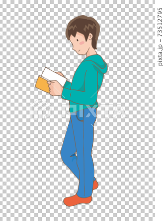 本を持って立つ男性 73512795