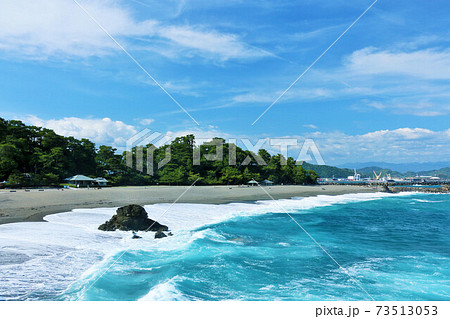 高知県　青空と青い海の桂浜 73513053