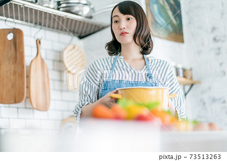 キッチンの主婦 73513263