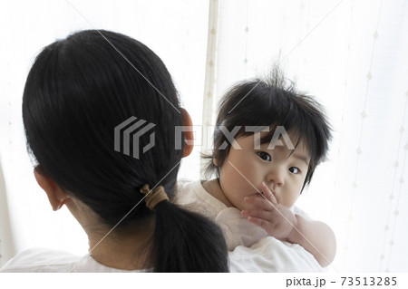 母親に抱っこされた赤ちゃん 0歳 生後6ヶ月 女の子 日本人 の写真素材