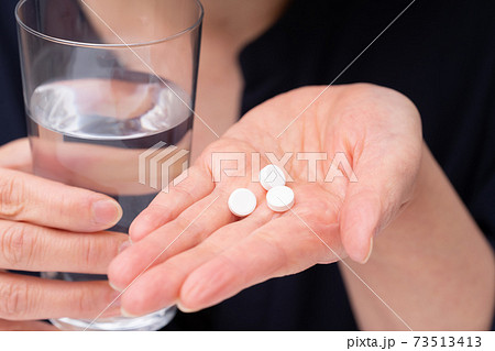 服用する女性 OTC,OTC類似薬,オーバードーズ 73513413