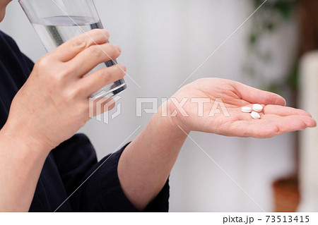 服用する女性 OTC,OTC類似薬,オーバードーズ 73513415