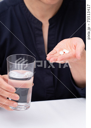 服用する女性 OTC,OTC類似薬,オーバードーズ 73513417