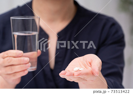 服用する女性 OTC,OTC類似薬,オーバードーズ 73513422