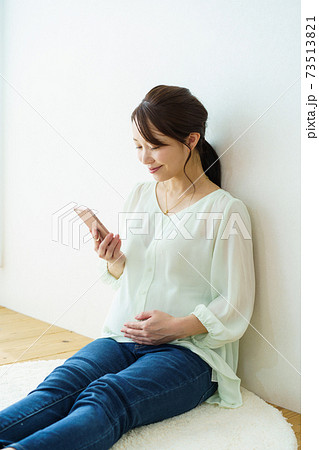 スマホを見る女性 マタニティ スマホを見る女性 マタニティ 73513821