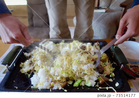 そばめしを作る（混ぜる） 73514177