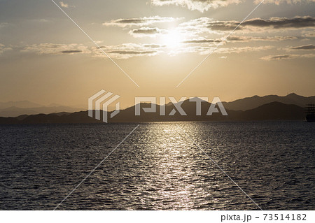 水平線と夕日（朝日） 73514182