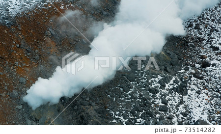 噴煙を上げる雪山 噴煙を上げる雪山 73514282