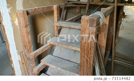 Repair of living quarters. Electrical installation, wall painting, plastering. Front view. 73514482