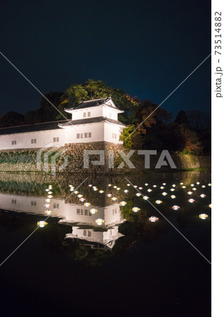 彦根城　中濠に浮かぶ灯篭 73514882