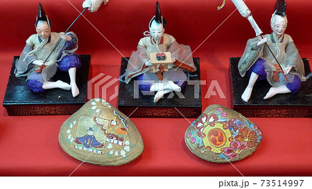 お雛様七段飾りの五段目、仕丁(しちょう・じちょう)の三人と大きな二つの貝殻に描かれたお雛様と雅な模様 73514997