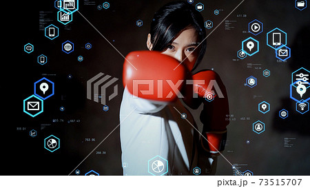 ビジネスと挑戦 パワフルな女性 ボクシングの写真素材