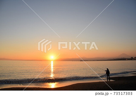 夕暮れ時の海　冬の茅ヶ崎海岸　 73517303