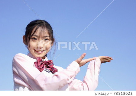 入試を応援する学生 青空 入試を応援する学生 青空 73518023