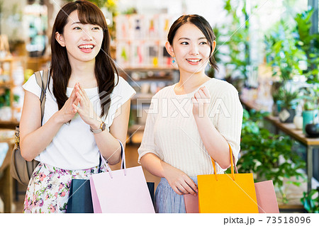 女性 ショッピング 買い物 かわいい ライフスタイル カジュアル 女性 ショッピング 買い物 かわいい ライフスタイル カジュアル 73518096