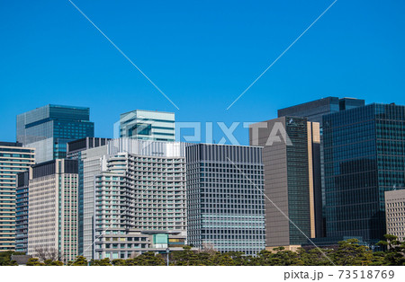 日本の東京都市景観 青空に映える大手町や丸の内のオフィス街などを望む 日本の東京都市景観 青空に映える大手町や丸の内のオフィス街などを望む 73518769