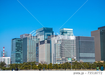 日本の東京都市景観 青空に映える大手町や丸の内のオフィス街などを望む 日本の東京都市景観 青空に映える大手町や丸の内のオフィス街などを望む 73518772