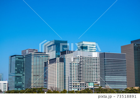 日本の東京都市景観　皇居前広場から青空に映える大手町や丸の内のオフィス街などを望む 73518891
