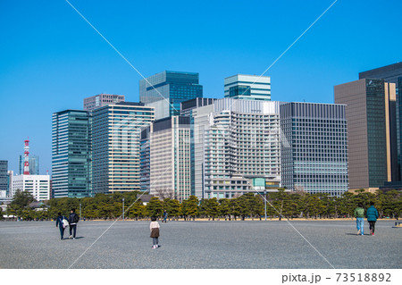 日本の東京都市景観　緊急事態宣言下。皇居前広場から大手町や丸の内のオフィス街などを望む＝1月16日 73518892