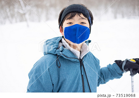 雪山を楽しむ子ども 73519068