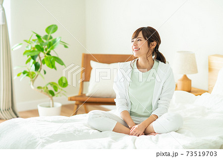 寝室の若い女性 寝室の若い女性 73519703