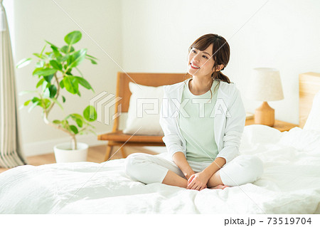 寝室の若い女性 寝室の若い女性 73519704