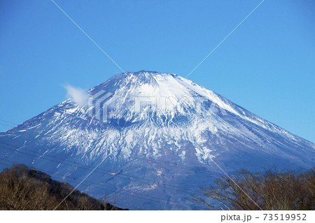 雪の少ない富士山(鮎沢パーキングエリアからの眺め) 雪の少ない富士山(鮎沢パーキングエリアからの眺め) 73519952