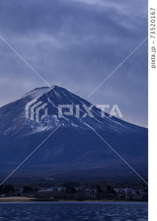 明け方の河口湖と富士山のシルエットの写真素材