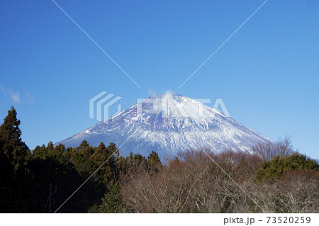 雪の少ない富士山 足柄サービスエリア上り線からの眺め の写真素材