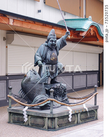 大鯛を釣り上げた恵比寿さま（布施戎神社）の写真素材 [73520735] - PIXTA