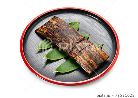 竹皮に包まれた丁稚羊羹 73521025