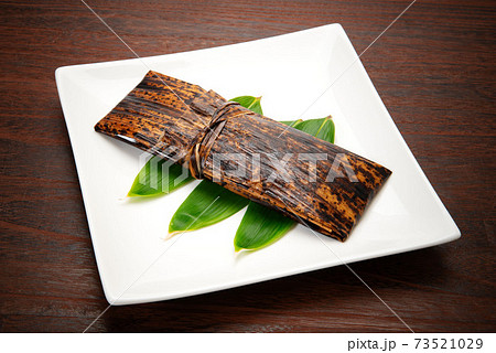 竹皮に包まれた丁稚羊羹 竹皮に包まれた丁稚羊羹 73521029