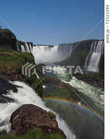 ＜ブラジル＞イグアスの滝と虹 73521094