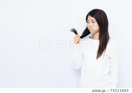 30代女性 ロングヘアー 白バックの写真素材