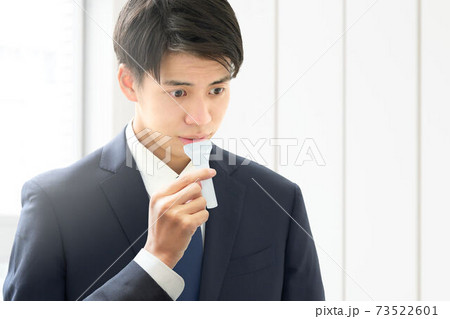 PCR検査 唾液採取 イメージ PCR検査 唾液採取 イメージ 73522601