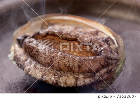 陶板で焼くアワビ 陶板で焼くアワビ 73522607